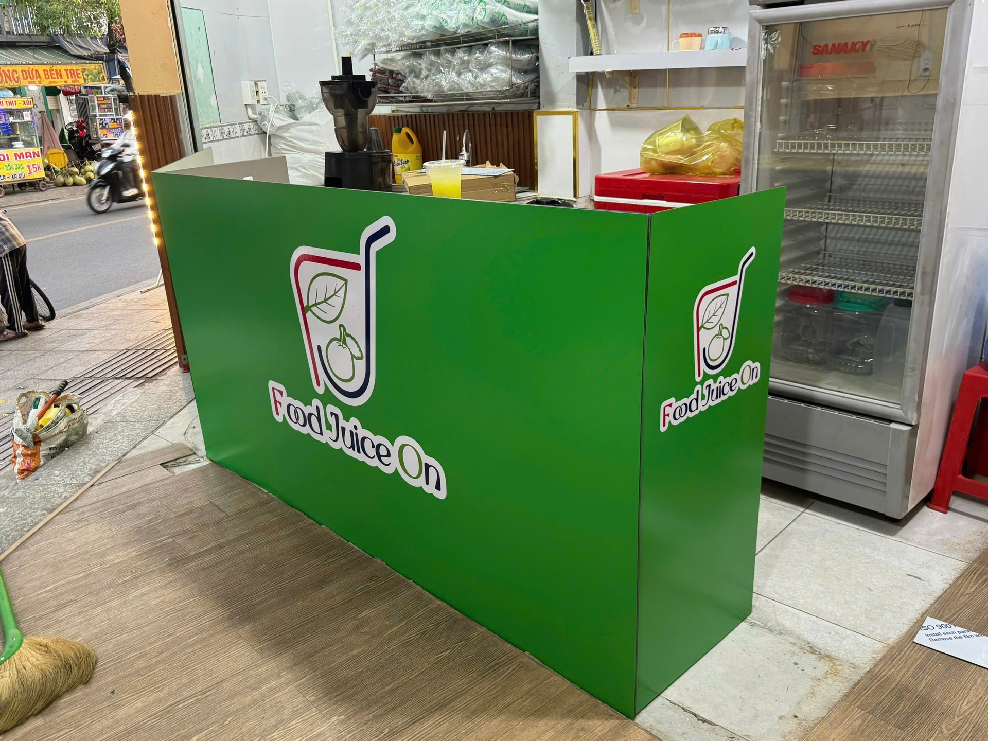 Hộp đèn Mica và logo Food Juice On hoàn thiện – ảnh 6