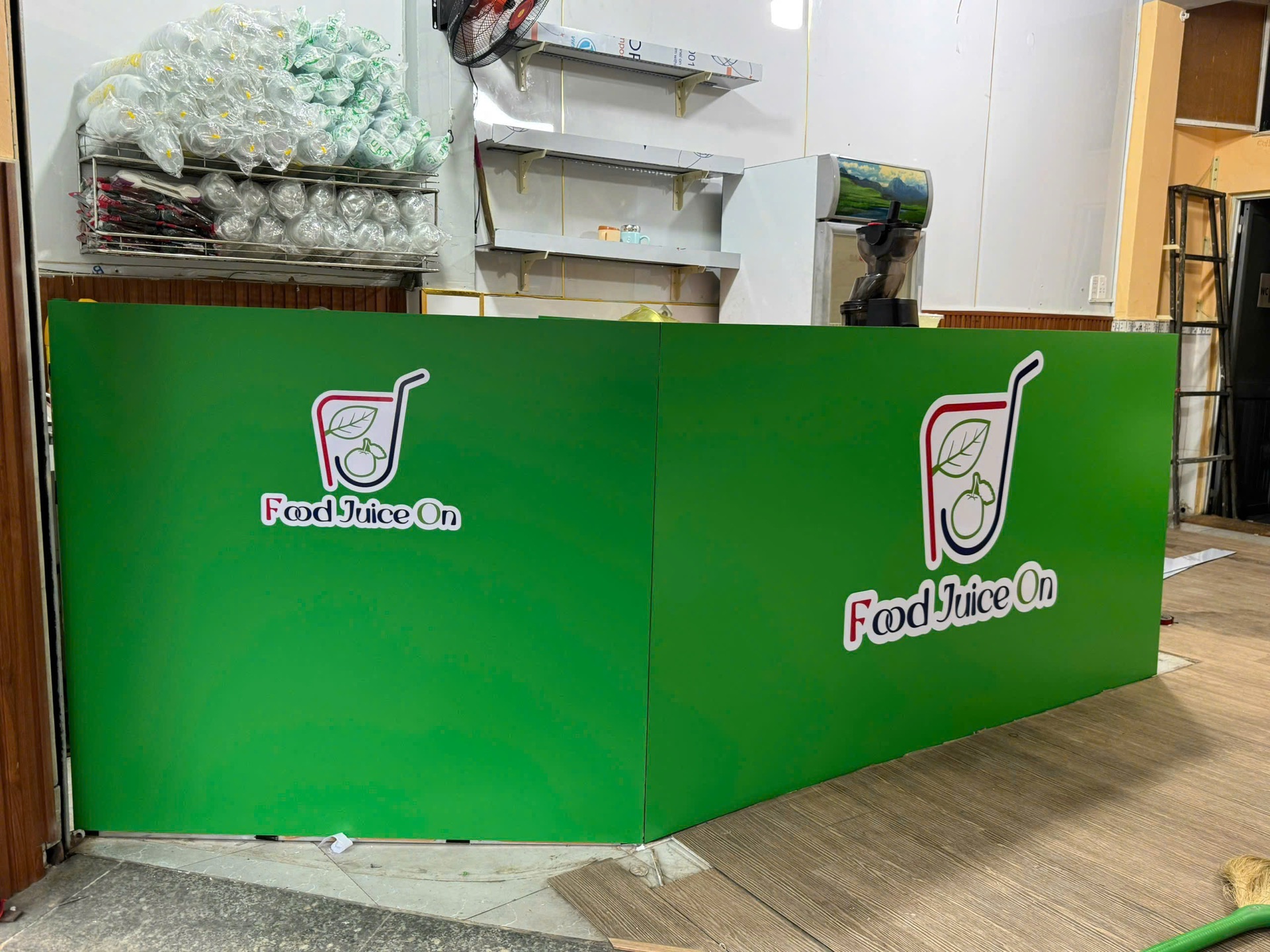 Hộp đèn Mica và logo Food Juice On hoàn thiện – ảnh 7