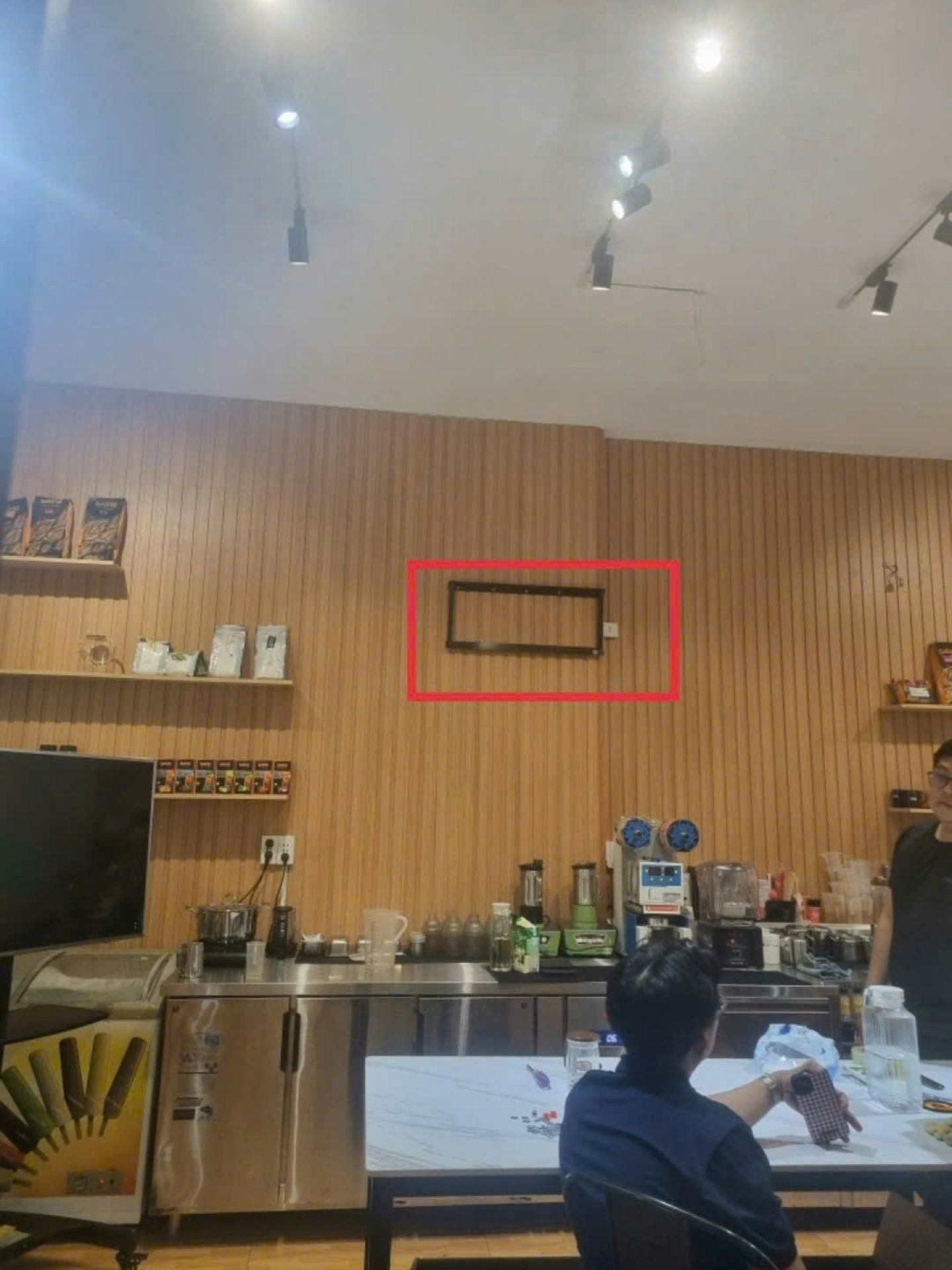 Hộp đèn Mica và logo Food Juice On hoàn thiện – ảnh 11