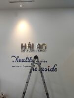 Logo Inox nổi Hải An hoàn thiện tại phòng khám – ảnh 2