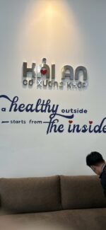 Logo Inox nổi Hải An hoàn thiện tại phòng khám – ảnh 5