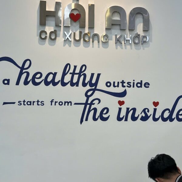 Logo Inox nổi Hải An hoàn thiện tại phòng khám – ảnh 5