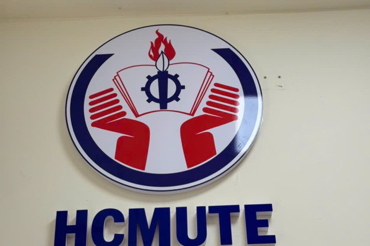 Logo chữ nổi HCMUTE trong khuôn viên trường