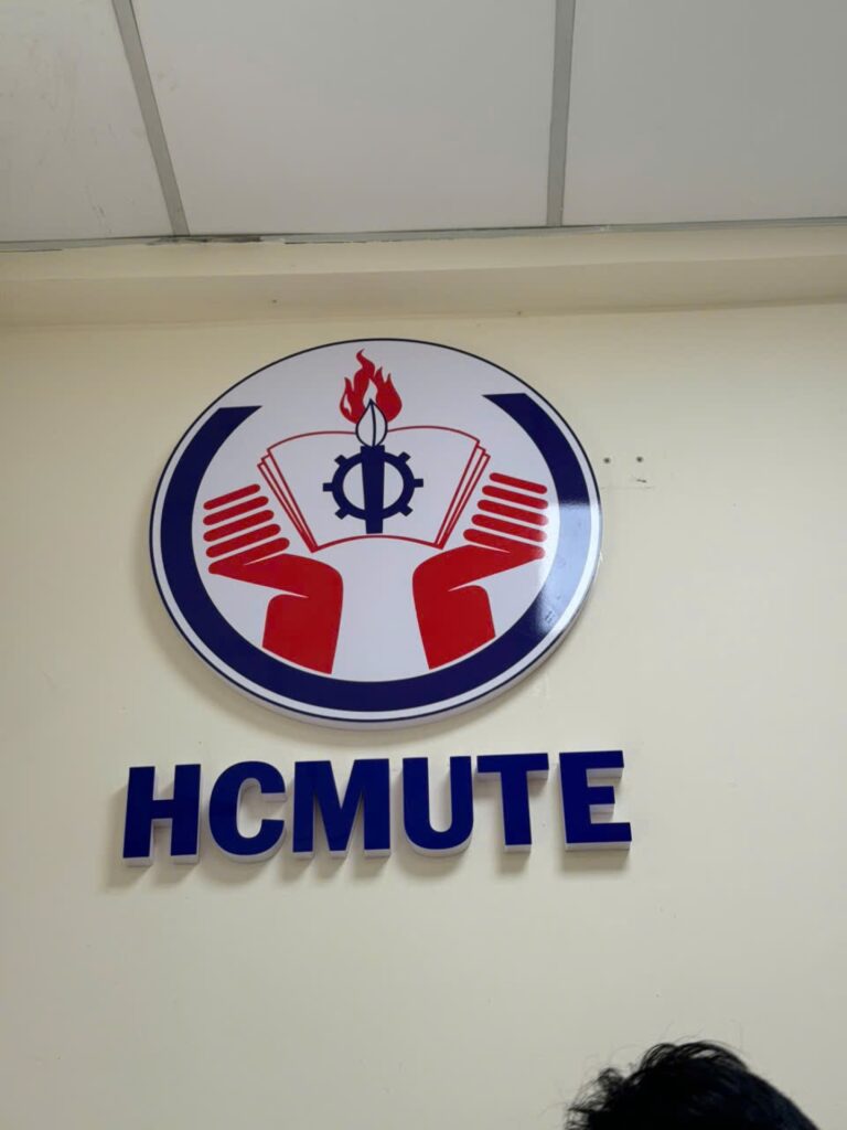 HCMUTE – Logo chữ nổi