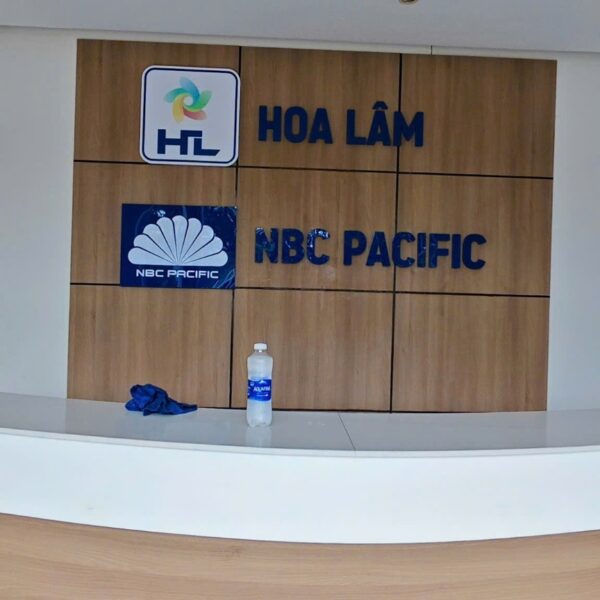 Bộ logo chữ nổi hoàn thiện tại quầy lễ tân
