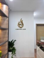 Logo Hong Duc Land hoàn thiện tại văn phòng – ảnh 4