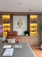 Logo Hong Duc Land hoàn thiện tại văn phòng – ảnh 5