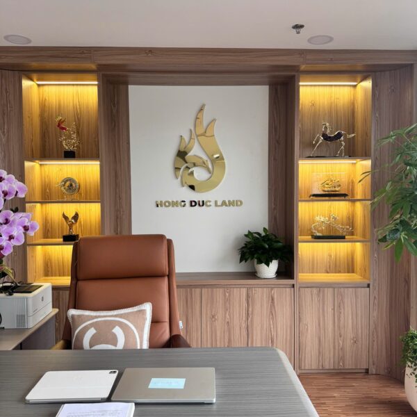 Logo Hong Duc Land hoàn thiện tại văn phòng – ảnh 5