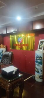 Logo Hùng Cường Group hoàn thiện tại không gian văn phòng