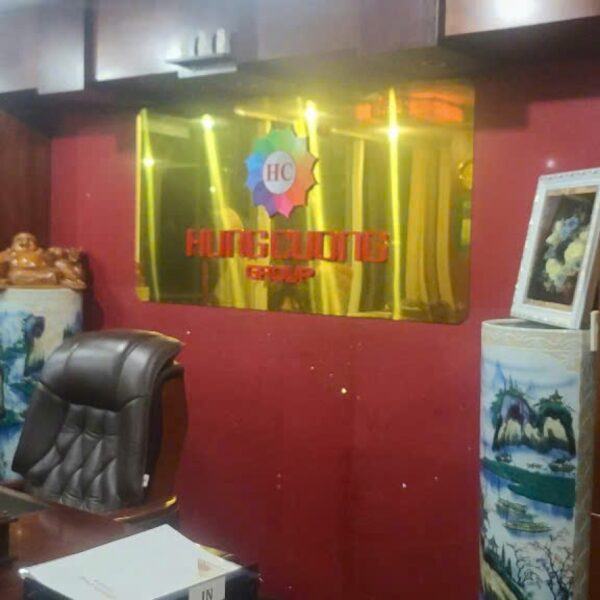 Logo Hùng Cường Group hoàn thiện tại không gian văn phòng