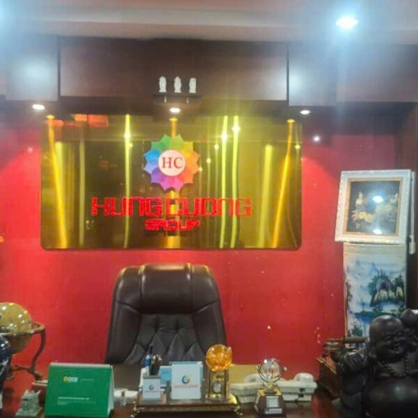 Toàn cảnh bảng tên Hùng Cường Group trong nhà