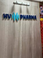 Cận cảnh logo HV Pharma trên mảng tường nội thất