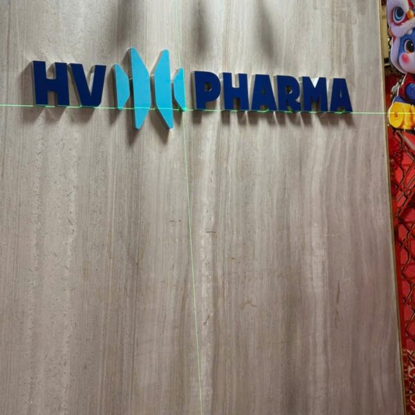 Cận cảnh logo HV Pharma trên mảng tường nội thất