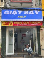 Bảng hiệu Giặt Sấy Mely hoàn thiện tại mặt tiền