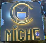 Logo MICHE chữ nổi hắt sáng ánh vàng trên nền Alu xám EV2017 phay cạnh