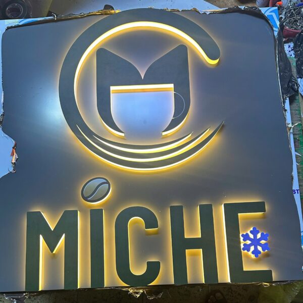 Logo MICHE chữ nổi hắt sáng ánh vàng trên nền Alu xám EV2017 phay cạnh