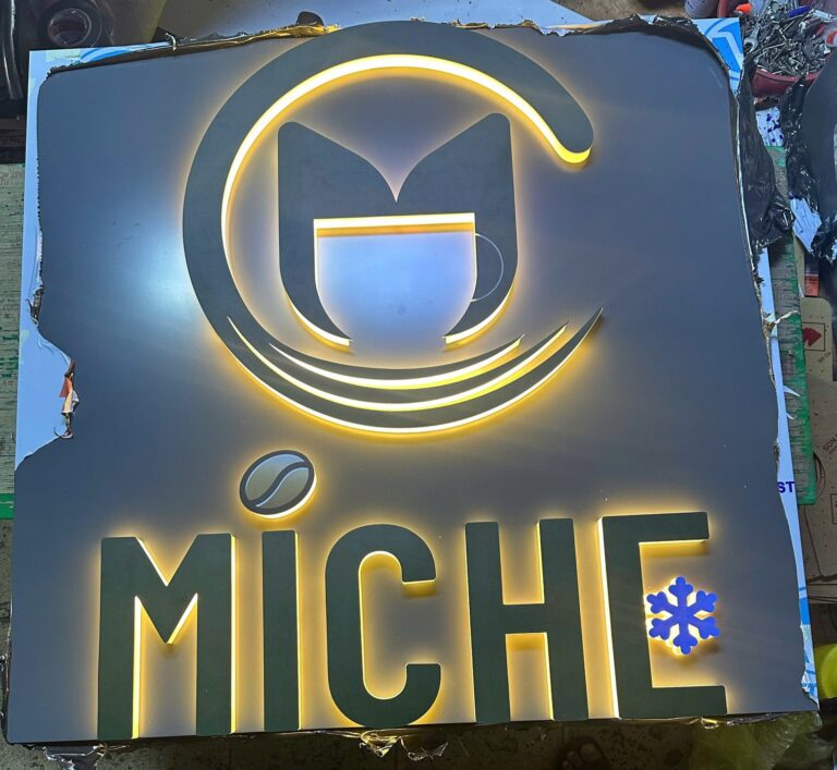 MICHE – Logo chữ nổi hắt sáng nền Alu