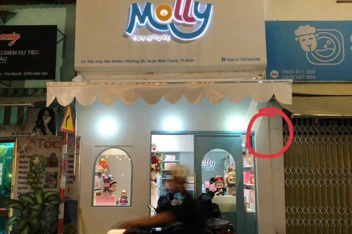 Bảng hiệu shop Molly trên mặt tiền