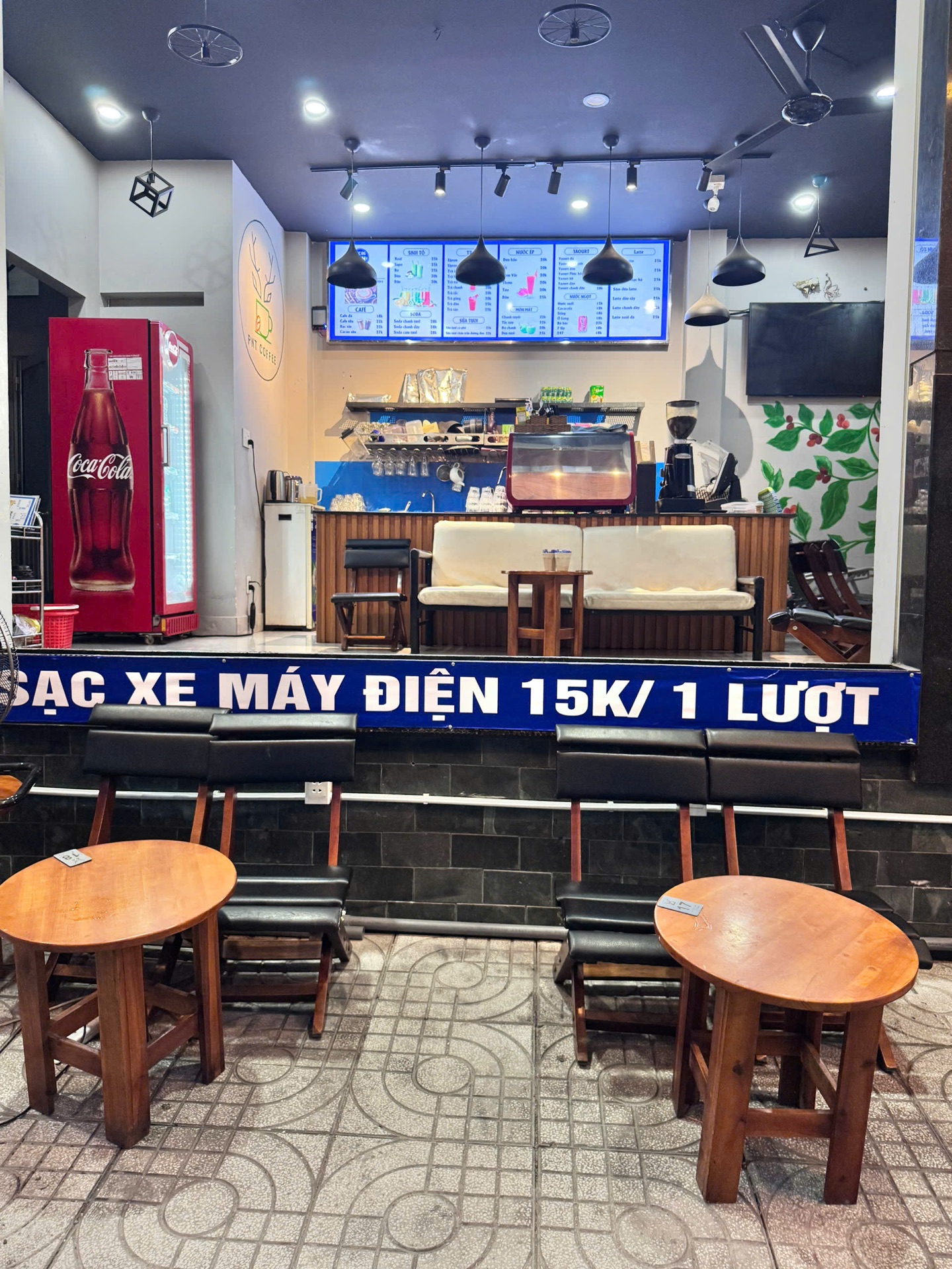 Banner dịch vụ sạc xe điện tại PNT Coffee