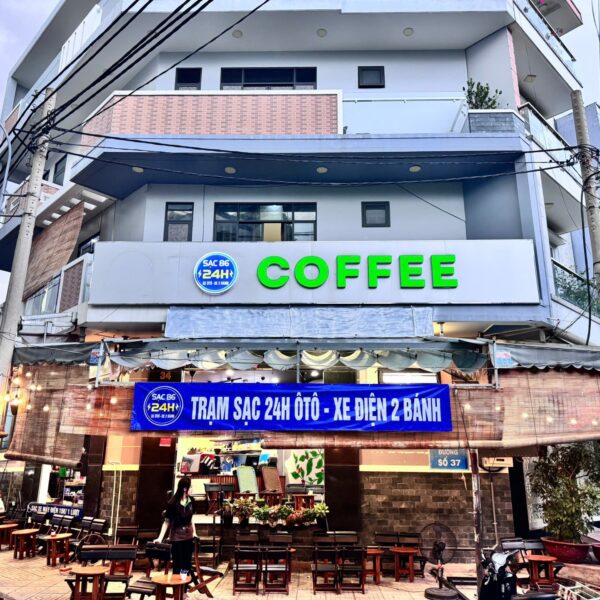 Toàn cảnh mặt tiền PNT Coffee với bảng hiệu chữ nổi