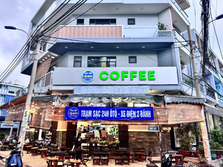 PNT Coffee – Bảng hiệu & menu sạc xe điện