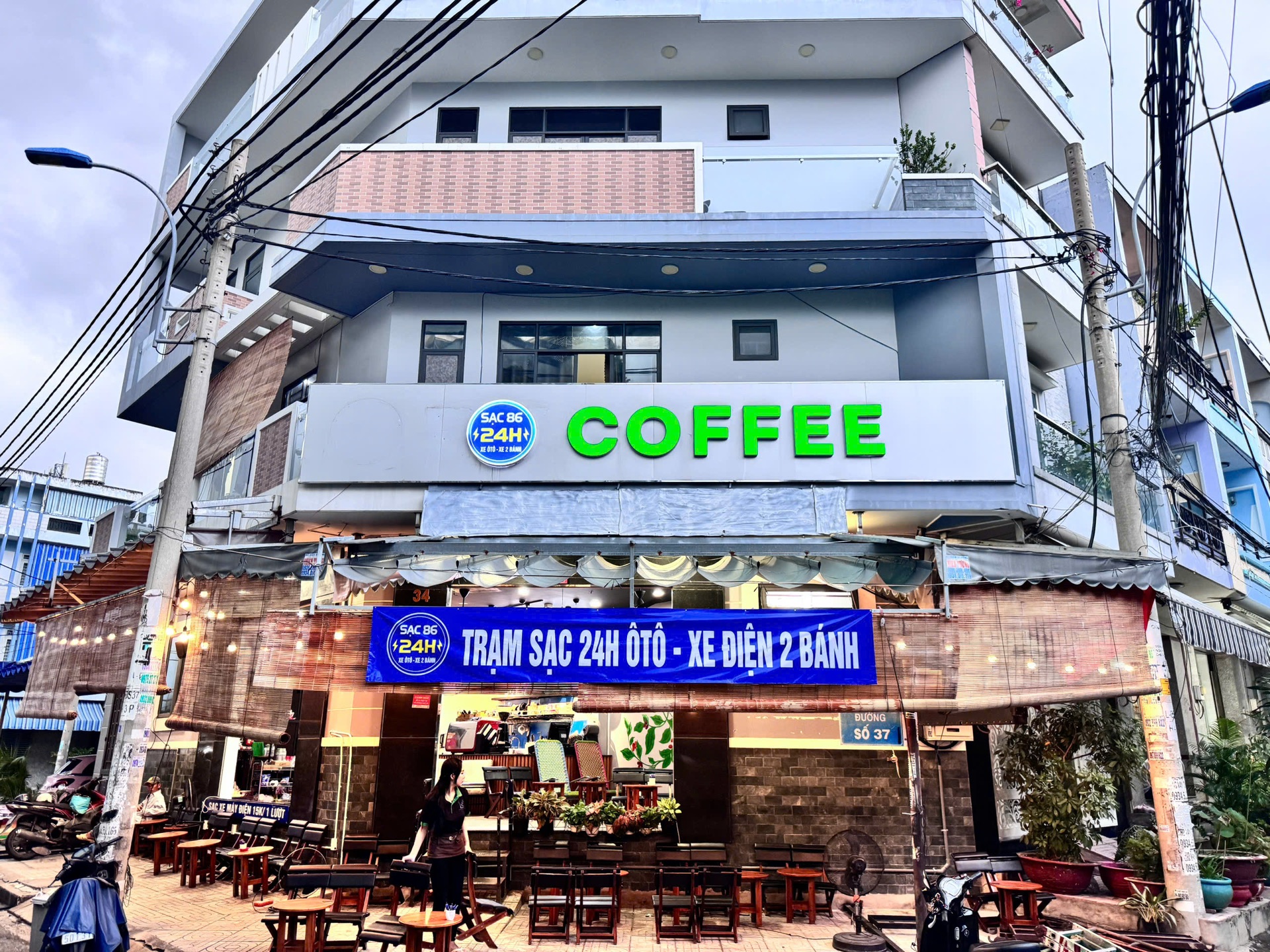 Toàn cảnh mặt tiền PNT Coffee với bảng hiệu chữ nổi