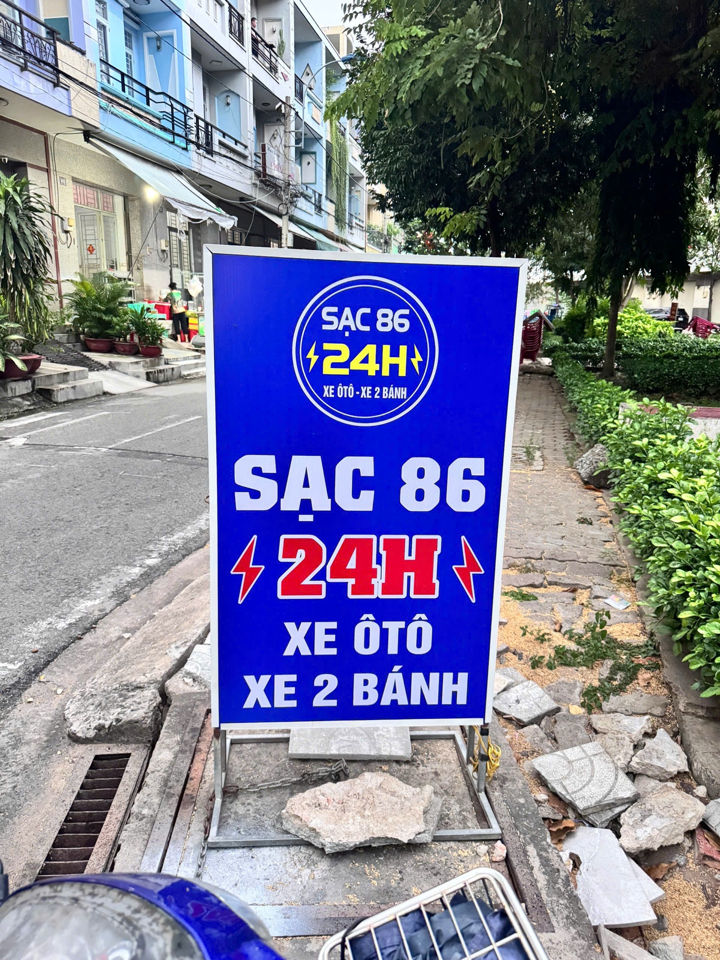 Biển chỉ dẫn dịch vụ sạc xe điện 24H PNT Coffee